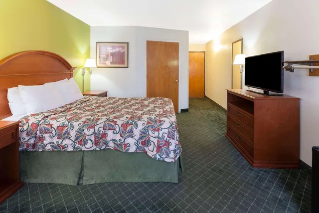 غرفة بسرير كينج، Days Inn By Wyndham Shawnee 2/2
