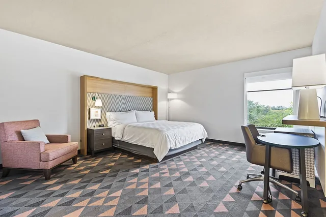 جناح بسرير كينج بمنطقة جلوس، Holiday Inn St. Petersburg West 3/10