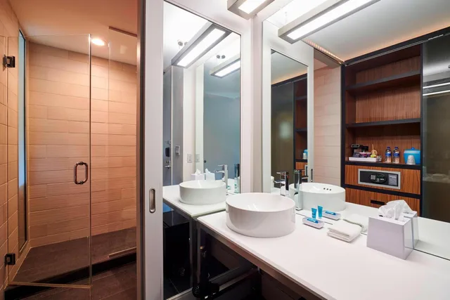 Aloft, Guest Room, 2 Double Beds، ALOFT CLEVELAND AIRPORT 7/10