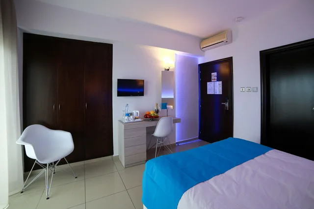 غرفة ثلاثية بسريرين منفصلين بإطلالة جزئية على البحر، Les Palmiers Beach Hotel 2/4