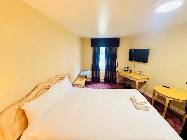 Classic, Double Bed, Wrexham Llyndir Hotel By Belvilla 4/10