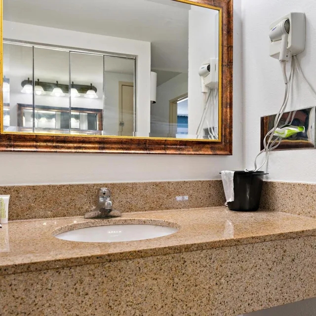 جناح بجاكوزي، Chicago Club Inn & Suites 5/6