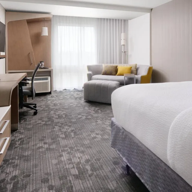 غرفة كبيرة بسرير كينج، Courtyard by Marriott Dallas Plano/The Colony 2/6