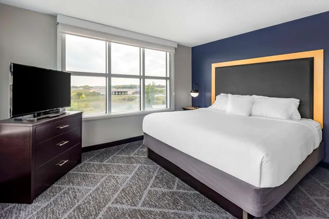 Efficiency, Suite, King Bed، Cambria Hotel Minneapolis Maple Grove 3/4
