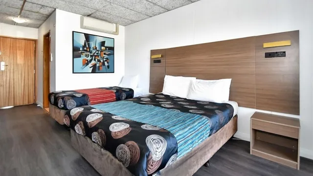 غرفة ديلوكس بسرير كوين وسرير فردي، Elkira Court Motel 12/18