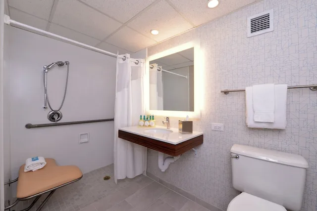 غرفة قياسية بسرير كوين لذوي الإعاقة، Holiday Inn Express Springfield 7/8