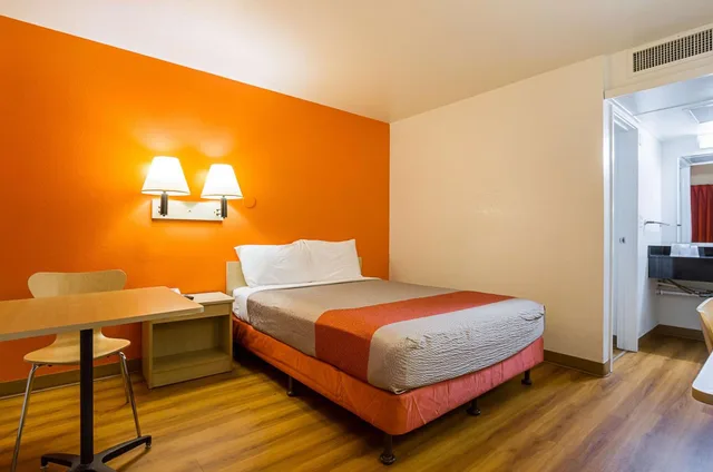 1 Full Bed ADA/Tub, Motel6 Mesa, AZ - North 7/10
