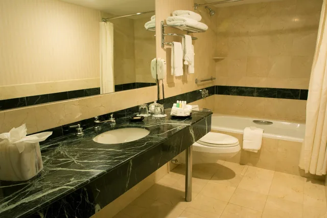 غرفة قياسية بسرير كينج بشرفة، Inn At Great Neck 7/7