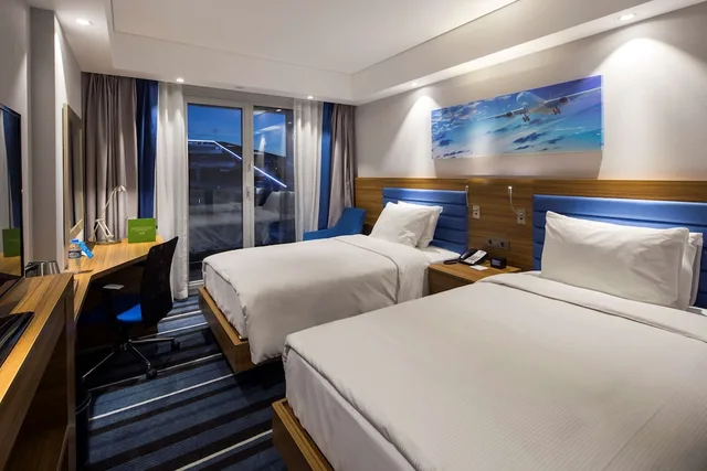 غرفة بسريرين منفصلين بشرفة للمدخنين، Hampton By Hilton Istanbul Sabiha Gokcen Airport 4/5