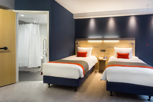 غرفة بسريرين منفصلين لذوي الإعاقة، Holiday Inn Express Watford Junction 1/3