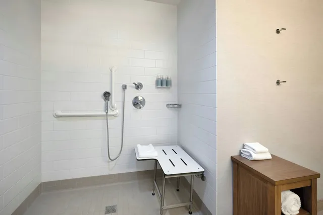 جناح بغرفة نوم واحدة لذوي الإعاقة، Courtyard Redwood City 5/7