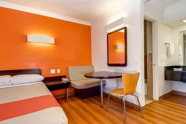 غرفة بسرير كينج للمدخنين، Motel6 Garden Grove, CA 10/10