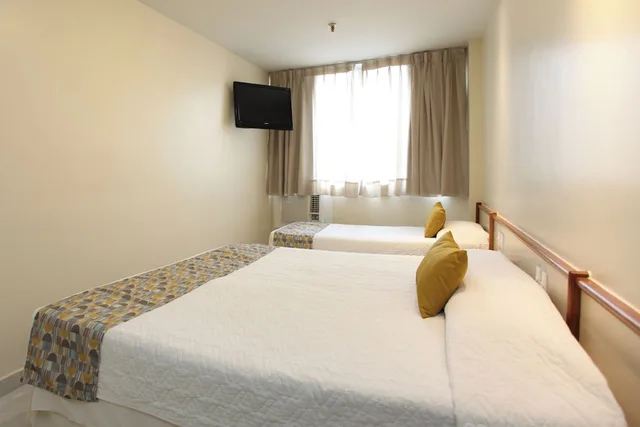 غرفة قياسية ثلاثية بثلاثة أسرّة، Mengo Palace Hotel 1/8