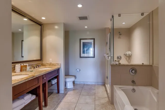 1 Bedroom, King Bed, 2 Sofa, Den, OUTRIGGER Honua Kai Resort & Spa 6/10