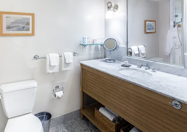 Courtyard, King Bed، Portola Hotel Spa At Monterey Bay 2/3