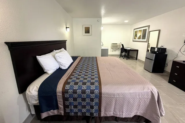 غرفة بسرير كينج لغير المدخنين، Friendship Inn Near Golf Course Ocala FL 3/4
