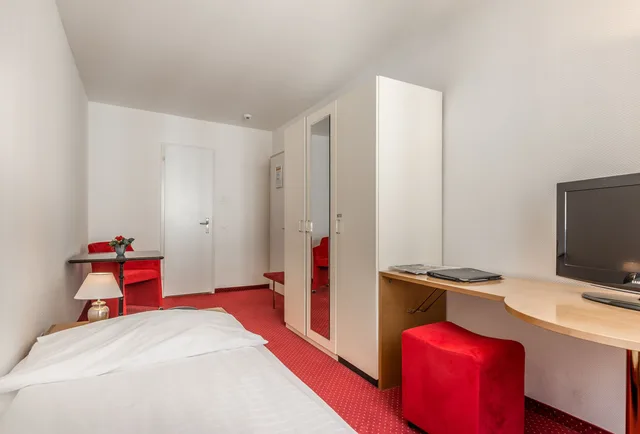 Single room EZ، Hotel Alpina Luzern 2/4