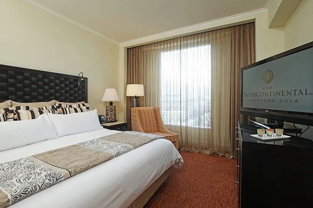 جناح جونيور بسرير كينج بإطلالة على المسبح مع دخول صالة النادي في الطابق العلوي، Intercontinental San Pedro Sula 2/10