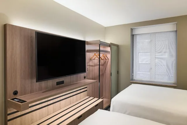 غرفة بسرير مزدوج بحوض استحمام لذوي الإعاقة، Holiday Inn Express - New York City Chelsea 5/9