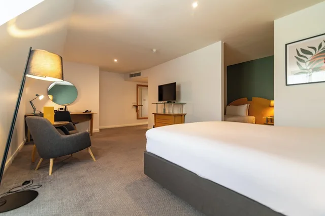 غرفة قياسية بسريرين منفصلين وسرير كينج، HOLIDAY INN ASHFORD NORTH 9/13