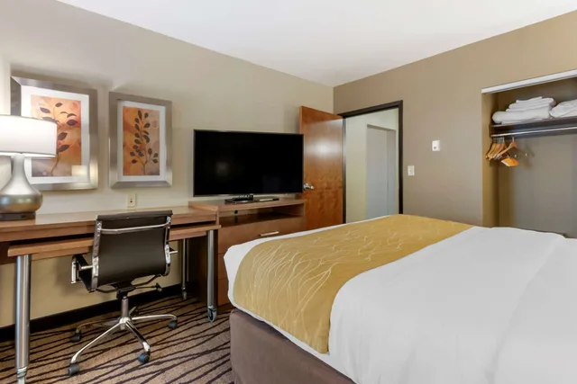 Suite, King Bed, Comfort Inn and Suites Market Airport 2/3