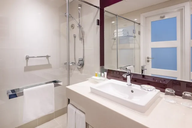غرفة قياسية بسريرين منفصلين بإطلالة على المسبح، Holiday Inn Muscat al Seeb by IHG 6/8