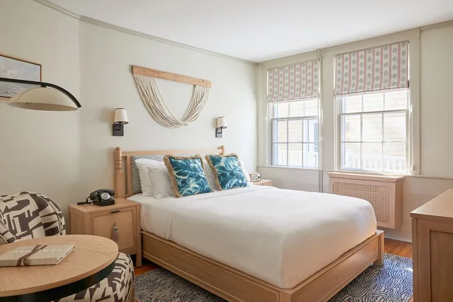 Petite, Queen Bed، The Roberts Collection 2/5