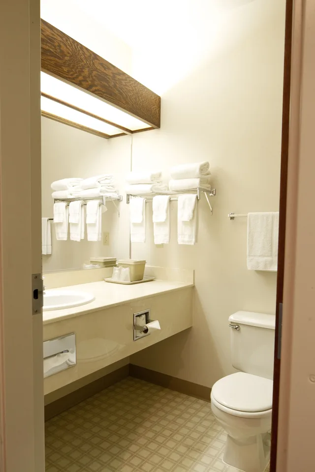 Deluxe, 2 Queen Beds, Bennys Colville Inn 3/4