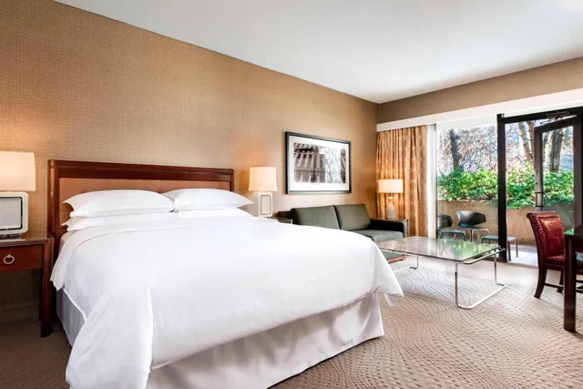 غرفة بسرير كينج بإطلالة على الحديقة، SHERATON CENTRE TORONTO 5/7