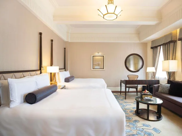 غرفة ديلوكس بسريرين منفصلين وسريرين كوين، FAIRMONT PEACE HOTEL 1/5