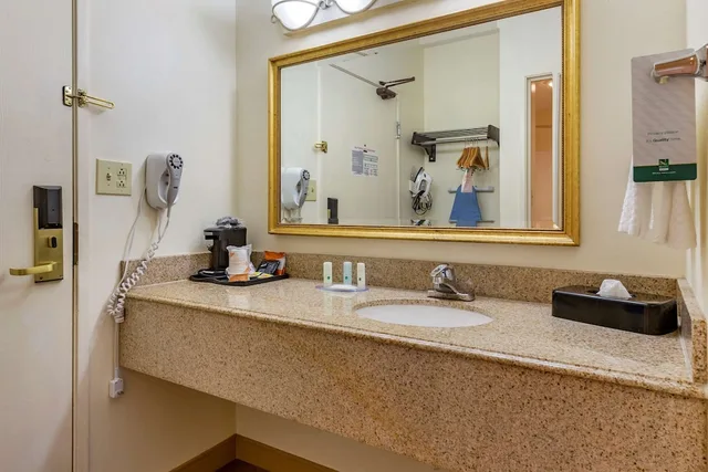غرفة قياسية بسرير كينج، Quality Inn & Suites Raleigh Durham Airport 10/10