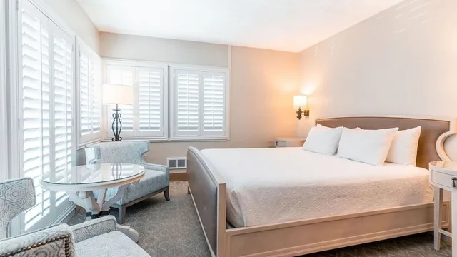 غرفة قياسية بسرير كينج، The Normandy Inn 4/9