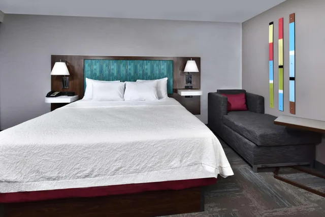 Study, King Bed, Chaise Lounge، Hampton Inn Princeton, WV 3/4