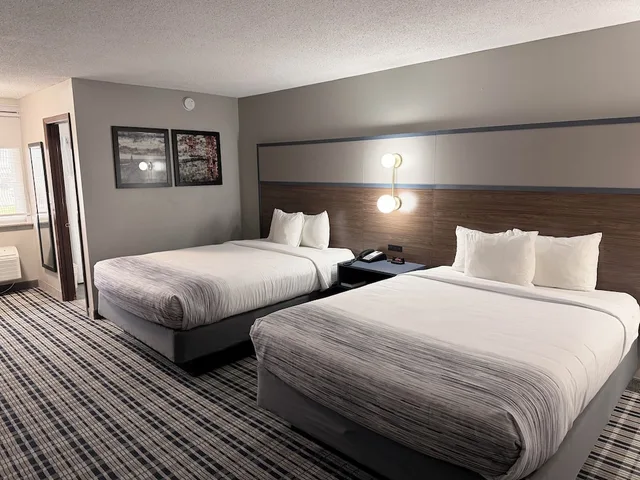 Room, 2 Queen Beds, Pool Side، AmericInn by Wyndham Appleton Downtown 8/10