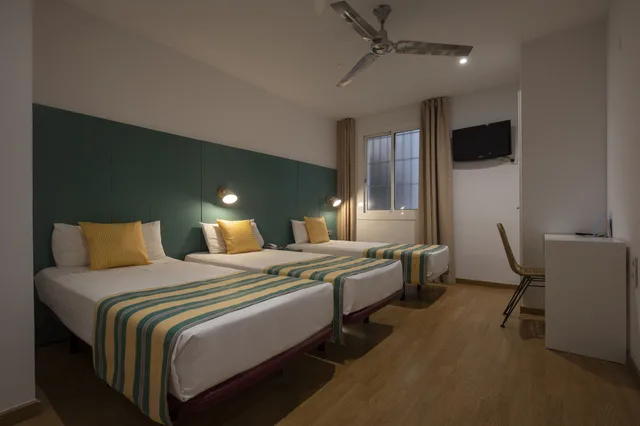 غرفة ثلاثية بثلاثة أسرّة، Yomo Hostal BCN Port 1/3