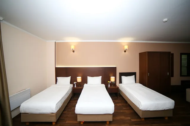 غرفة قياسية ثلاثية بثلاثة أسرّة بإطلالة على المدينة، Corner Inn 2/5