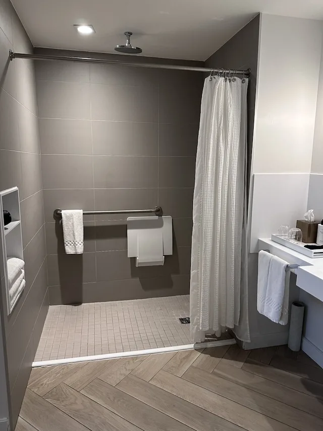 غرفة بسرير كينج لذوي الإعاقة، Andaz Ottawa Byward Market A Concept By Hyatt 7/7