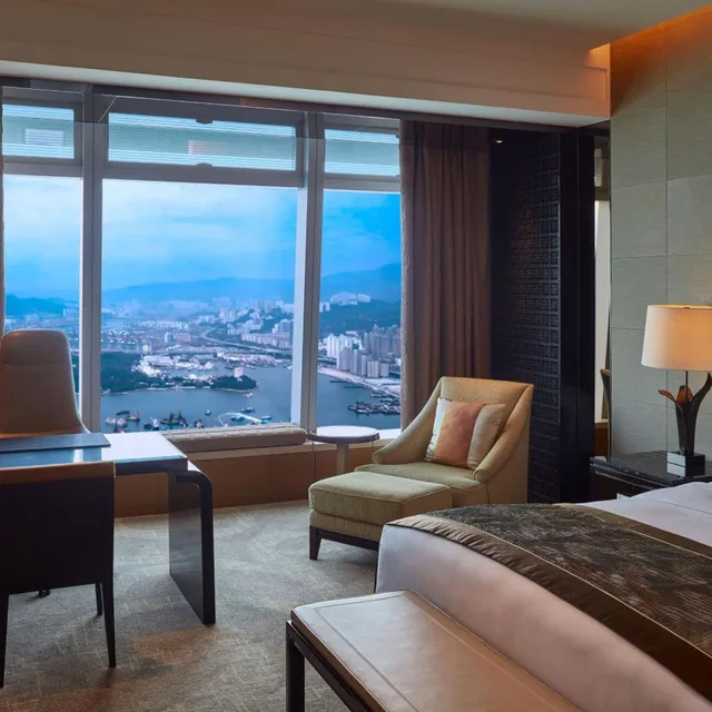 غرفة ديلوكس بسرير كينج بإطلالة على البحر، The Ritz Carlton Hong Kong 4/6