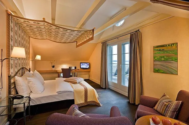غرفة ديلوكس بسرير كينج بإطلالة على البحيرة بشرفة، ROMANTIK SEEHOTEL SONNE 1/1