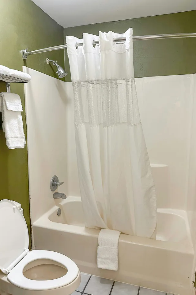 غرفة بسرير كينج للمدخنين، Bonita Lakes Inn by Capital O Meridian I20 7/10