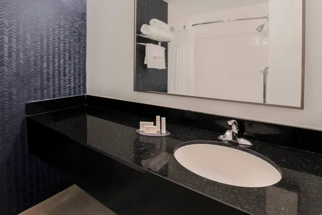 غرفة بسرير كينج مع أريكة لذوي الإعاقة، Fairfield Inn & Suites Houston Westchase 2/2