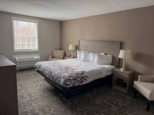 غرفة سوبيريور بسرير كينج بإطلالة على المسبح، New Bedford Inn Suites 1/2