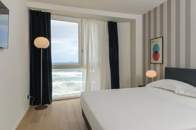 غرفة بسرير مزدوج أو سريرين منفصلين مع سرير إضافي، Hotel Punta Tipa 1/10