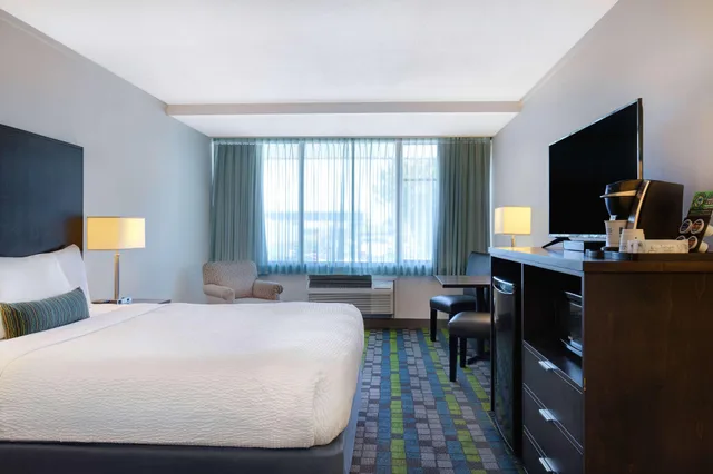 غرفة بسرير كوين، Days Inn by Wyndham Victoria Airport Sidney 1/2
