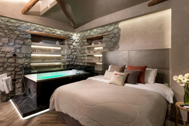 Stone, Hot Tub، Tsikeli Boutique Hotel Meteora 2/3