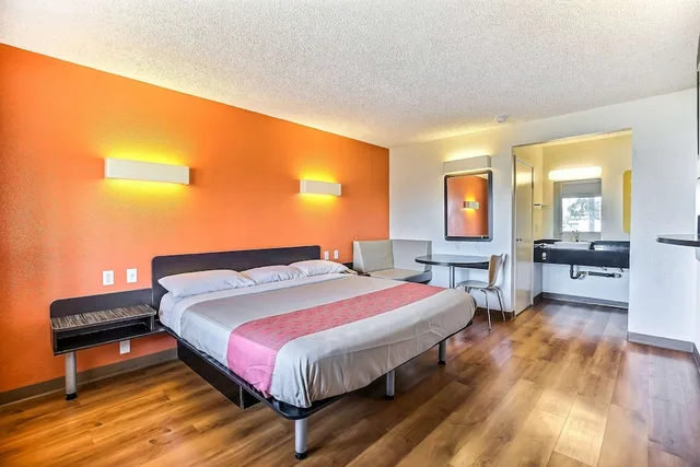 غرفة قياسية بسرير كوين لذوي الإعاقة، Motel6 Oakland, CA - Embarcadero 2/8