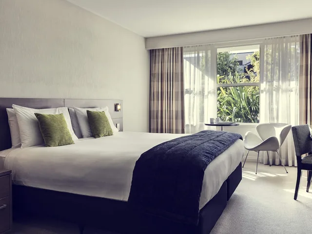 Room, King Bed, Garden View, Movenpick Queenstown 1/3
