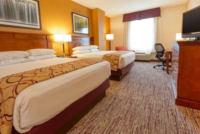 غرفة بسريرين كوين، Drury Inn and Suites Northeast Indianpolis 1/5