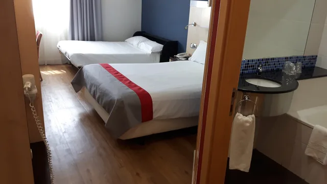 غرفة بسرير مزدوج مع أريكة، Holiday Inn Express Malaga Airport 4/6