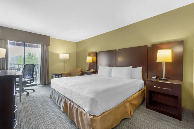 غرفة بسرير كينج بشرفة، Best Western Plus Plaza by the Green 3/7